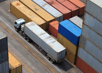 Keunggulan Mobil Kontainer dalam Logistik Modern