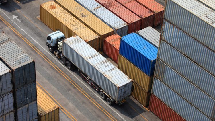 Keunggulan Mobil Kontainer dalam Logistik Modern