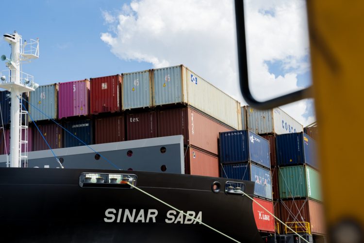 Konflik Global dan Lonjakan Tarif Angkutan