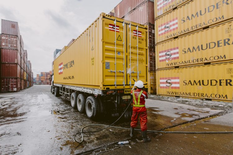 Pembersihan Kontainer Kotor: Pentingnya Standar Kebersihan di Industri Logistik
